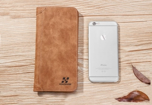 Portefeuille long en cuir marron placé à côté d'un smartphone pour montrer la taille