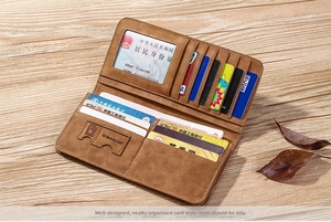 Vue détaillée du portefeuille en cuir mat marron montrant les fentes SIM et les rangements
