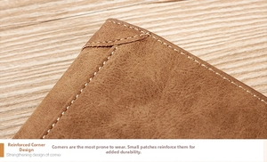 Détail du portefeuille en cuir marron avec coins renforcés et coutures contrastées