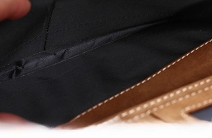 Détail de la doublure en polyester haute densité et des coutures du grand portefeuille
