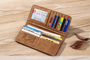 Vue macro montrant les nombreux emplacements pour cartes et les compartiments du portefeuille