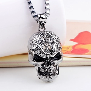 Hip hop skull pendant necklace in retro punk style with a square box chain link
