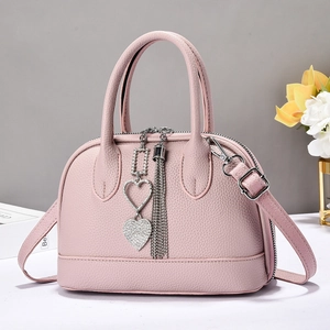 Sac à main rose avec motif litchi, breloque coeur et franges argentées élégantes