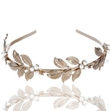 Détail d'un serre-tête doré avec des feuilles métalliques texturées et perles blanches