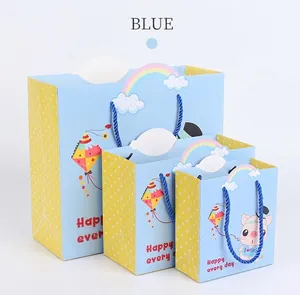 Set di tre sacchetti regalo blu con motivi a forma di maialino e aquilone per bambini