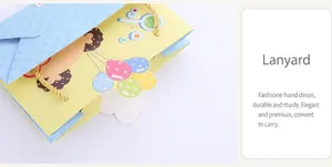 Dettaglio del manico intrecciato dorato e stampa con orsetto sulla busta regalo gialla