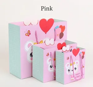 Set di tre sacchetti regalo rosa con disegni animati, manici e cuori in varie dimensioni