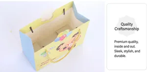 Dettaglio del sacchetto regalo cartoon con manici dorati intrecciati e fodera a stelle