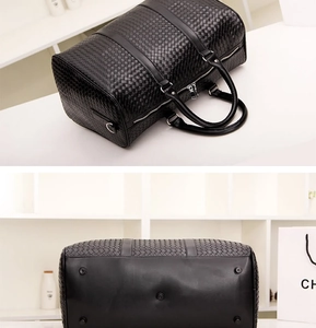 Détails de la texture tissée noire et des clous de protection du sac de voyage