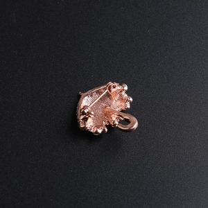 Vista posteriore della spilla a ombrello in oro rosa con trama in lega e chiusura a spillo