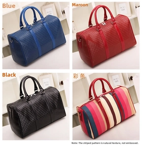 Vue détaillée de grands sacs de voyage tressés en noir, bordeaux, bleu et rayures colorées