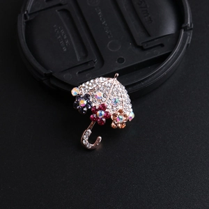 Elegante spilla a ombrello in lega d'oro rosa con strass scintillanti e cristalli colorati