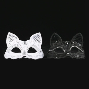 Nahaufnahme Detail von schwarz-weißen Spitzen Katzenmasken mit Strass für Party.