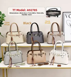 Détails des sacs à main Boston en six couleurs avec texture et pendentifs à pompons