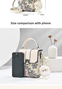 Mini borsa a mano con motivo paisley confronto dimensioni con smartphone e misure
