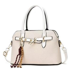 Sac à main élégant blanc crème texturé avec détails dorés et pompon tissé coloré
