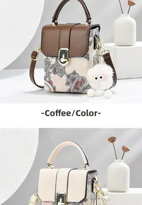 Dettaglio dei motivi Paisley e della chiusura in metallo sulla borsa color caffè