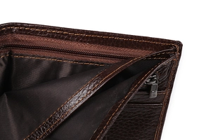 Dettaglio macro del portafoglio in pelle marrone scuro con tasca a zip e cuciture