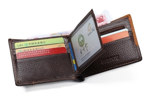 Layout interno del portafoglio in pelle marrone con slot per carte e tasca per monete