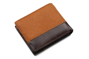 Dettaglio portafoglio corto in pelle marrone con design patchwork e cuciture arancioni