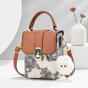 Borsa a tracolla chic con patta in pelle marrone e motivo paisley in tessuto elegante