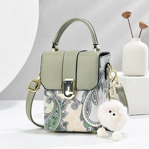 Borsa a mano retrò paisley con patta in pelle verde e ciondolo a forma di mostro