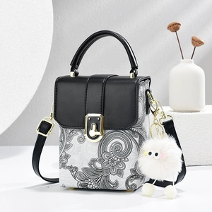 Elegante borsa a tracolla con stampa paisley, manici neri e ciondolo in peluche