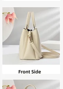 Seitenansicht der beigefarbenen Leder-Beuteltasche mit goldenen Beschlägen und Falten