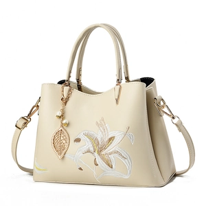 Elegante cremefarbene PU-Leder Handtasche mit Blumenstickerei und goldenem Blattanhänger