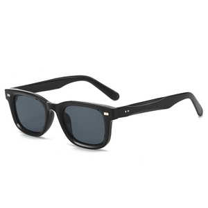 Klassische schwarze eckige Sonnenbrille mit grauen UV-Gläsern und silbernen Nieten