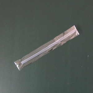 Detailansicht des flüssigen Silikon-Ersatzstrohhalms in versiegelter Kunststoffverpackung