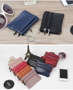 Détail du porte-monnaie multicouche en cuir grainé avec fermeture éclair et porte-clés