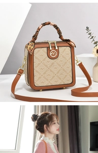 Détail d'un sac à main carré avec poignée en foulard et bandoulière réglable pratique