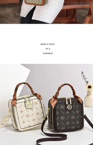 Détail du sac à main OUMIFEI avec un foulard en soie enroulé autour de la poignée