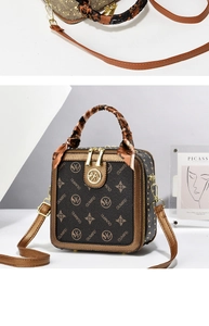 Vue détaillée d'un sac à main vintage marron avec foulard en soie sur l'anse en métal
