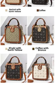 Collage de sacs à main carrés à monogramme avec poignées en foulard de soie colorés