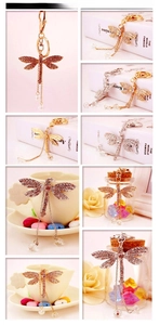 Detail van kristallen libelle sleutelhanger met strass vleugels en metalen kwastjes