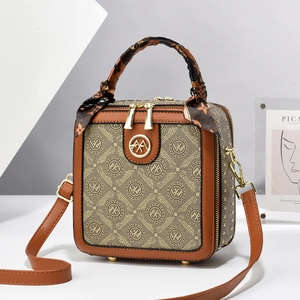 Sac à main vintage monogramme avec foulard en soie et rivets dorés dans un décor studio