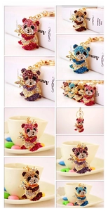 Dettaglio dei portachiavi a forma di panda con strass in rosa, viola, blu e marrone