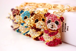 Dettaglio di portachiavi panda con strass colorati con corone e bambù in vari colori