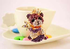 Dettaglio portachiavi panda con strass viola, corona dorata e dettaglio in bambù