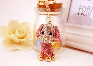Primo piano del portachiavi a forma di barboncino con strass rosa e chiusura dorata