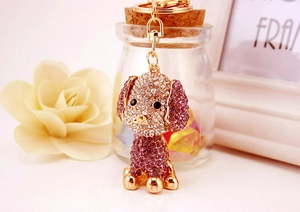 Dettaglio ravvicinato del portachiavi a forma di barboncino con strass rosa