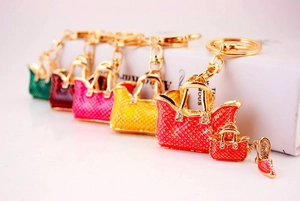 Détails des porte-clés sac à main en strass avec motifs matelassés en plusieurs couleurs