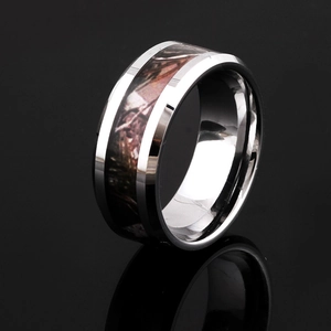 Bague en tungstène poli de 8 mm avec finition argentée et insert motif camouflage