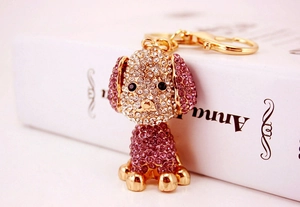 Dettaglio del portachiavi a barboncino dorato con strass di cristallo rosa e bianchi