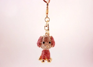 Dettaglio del portachiavi a forma di barboncino con strass rosa e gancio dorato