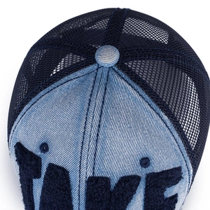 Berretto da baseball in denim e mesh con ricamo in ciniglia e retro traspirante