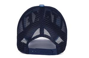 Dettaglio del cappello blu navy con rete traspirante e chiusura snapback regolabile posteriore