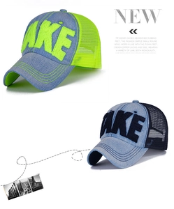 Dettaglio del cappello trucker in denim con ricamo 3D e rete traspirante sul retro